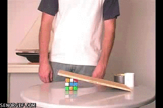 Udaje, że umie czarować – a tak naprawdę nie potrafi nawet kostki Rubika ułożyć 