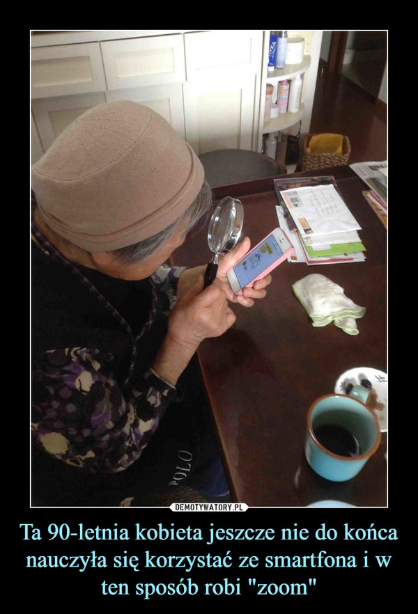 Ta 90-letnia kobieta jeszcze nie do końca nauczyła się korzystać ze smartfona i w ten sposób robi "zoom" –  