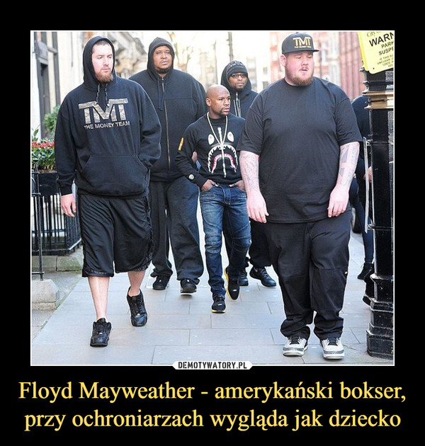 Floyd Mayweather - amerykański bokser, przy ochroniarzach wygląda jak dziecko