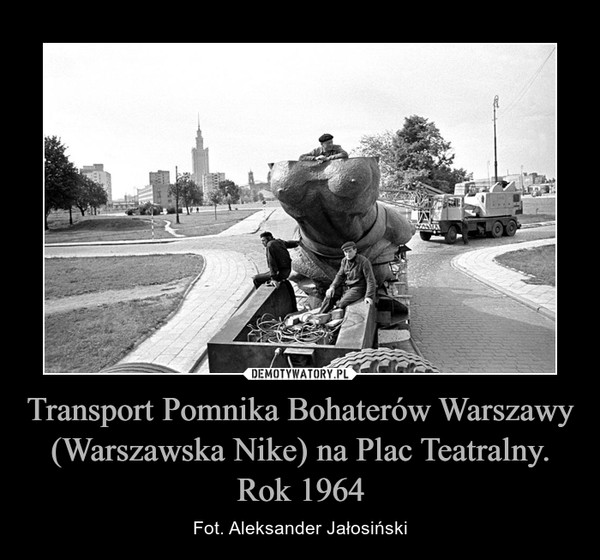 Transport Pomnika Bohaterów Warszawy (Warszawska Nike) na Plac Teatralny. Rok 1964 – Fot. Aleksander Jałosiński 