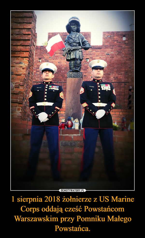 1 sierpnia 2018 żołnierze z US Marine Corps oddają cześć Powstańcom Warszawskim przy Pomniku Małego Powstańca. –  