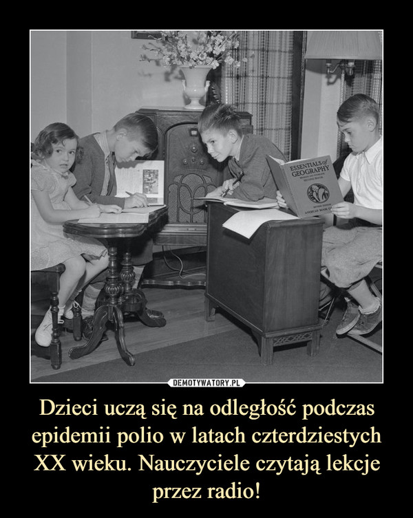 Dzieci uczą się na odległość podczas epidemii polio w latach czterdziestych XX wieku. Nauczyciele czytają lekcje przez radio! –  