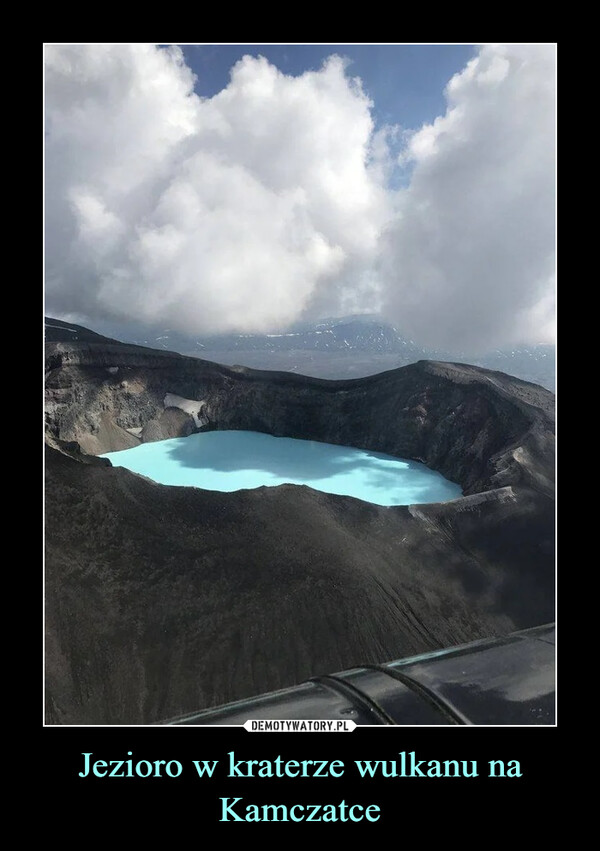 Jezioro w kraterze wulkanu na Kamczatce