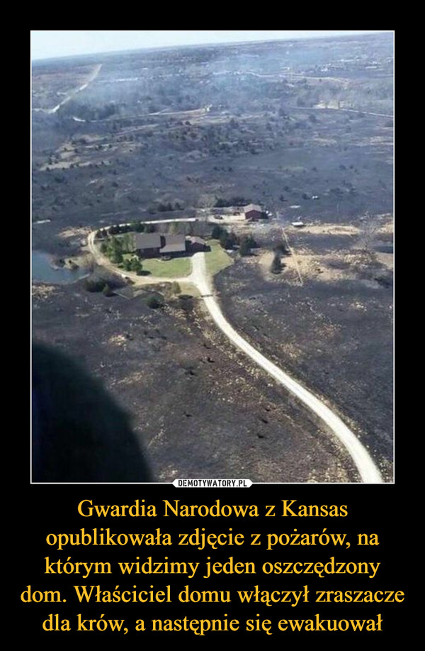 Gwardia Narodowa z Kansas opublikowała zdjęcie z pożarów, na którym widzimy jeden oszczędzony dom. Właściciel domu włączył zraszacze dla krów, a następnie się ewakuował –  