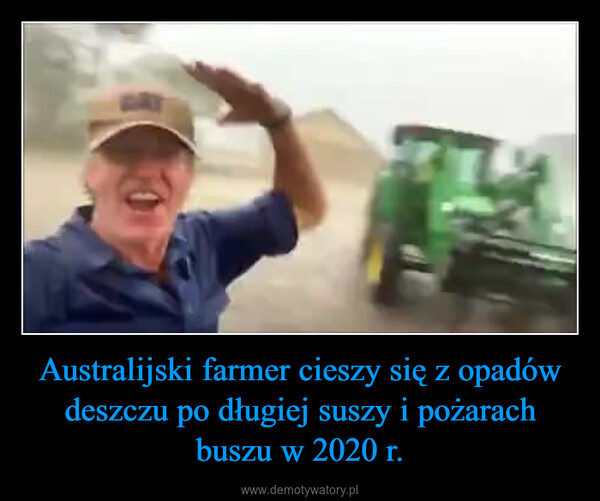 Australijski farmer cieszy się z opadów deszczu po długiej suszy i pożarach buszu w 2020 r. –  