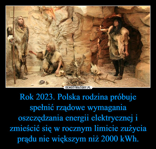 Rok 2023. Polska rodzina próbuje spełnić rządowe wymagania oszczędzania energii elektrycznej i zmieścić się w rocznym limicie zużycia prądu nie większym niż 2000 kWh.