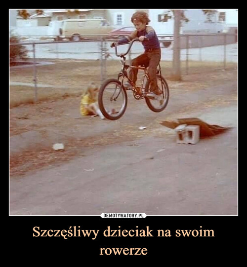 Szczęśliwy dzieciak na swoim rowerze