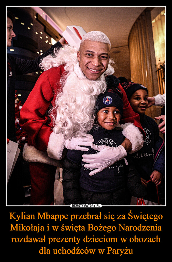 Kylian Mbappe przebrał się za Świętego Mikołaja i w święta Bożego Narodzenia rozdawał prezenty dzieciom w obozach dla uchodźców w Paryżu –  