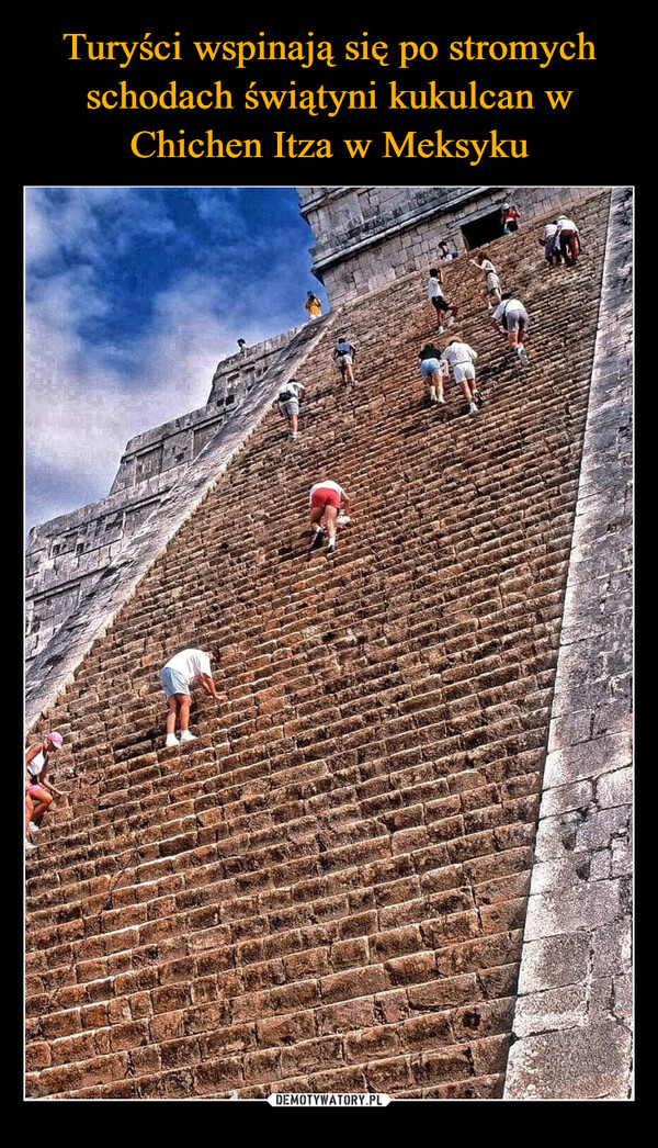 Turyści wspinają się po stromych schodach świątyni kukulcan w Chichen Itza w Meksyku